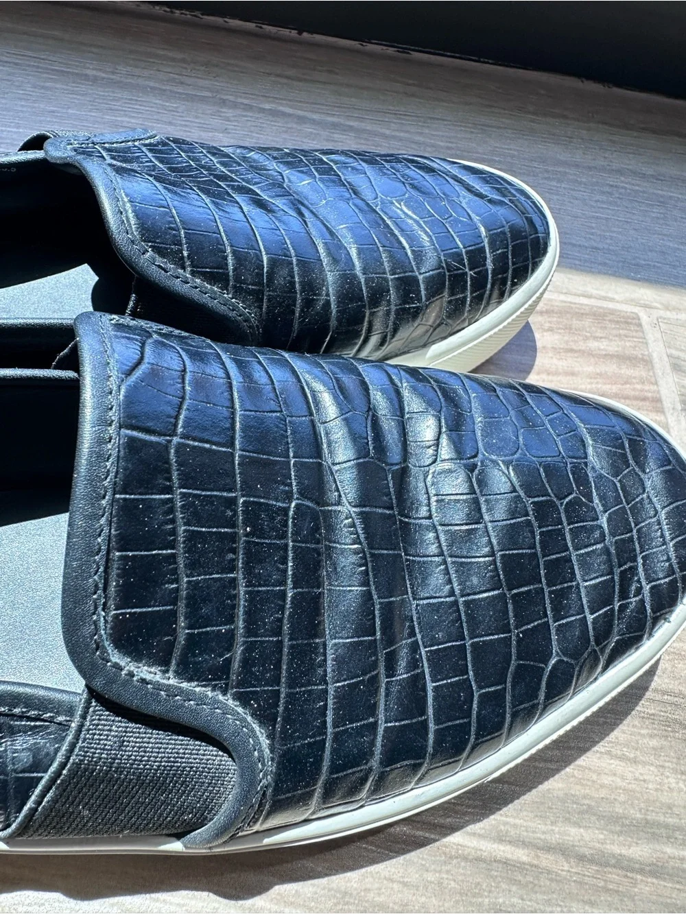 Vince sleek croc